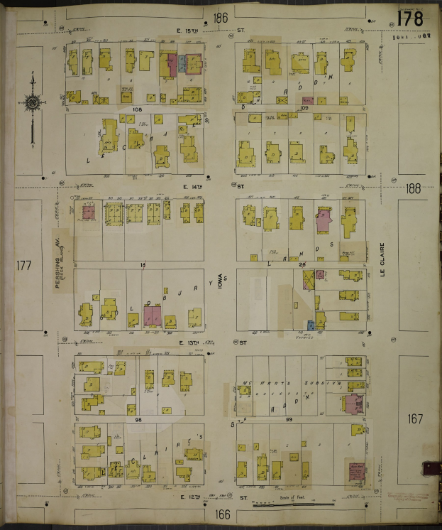 Offenes Buch mit detaillierter Stadtkarte, Straßen, Gebäuden und Sehenswürdigkeiten, wahrscheinlich ein Stadtplan.