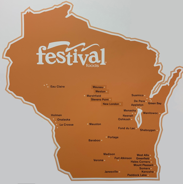 Ein lebendiger Plakat einer Wisconsin-Karte voller verschiedener Früchte, Gemüse und Snacks, mit "Festival Foods" darauf gedruckt.