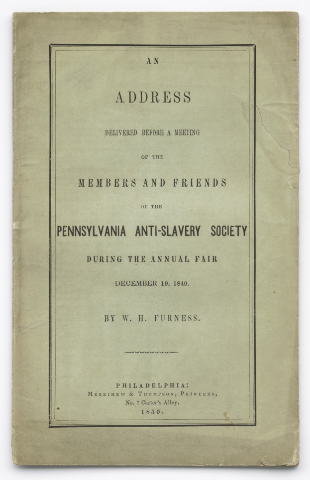 Offenes Buch mit dem Titel "Eine Ansprache vor einer Versammlung der Mitglieder und Freunde der Pennsylvania Anti-Slavery Society während der jährlichen Messe" mit sichtbarem gedrucktem Text auf der Seite.