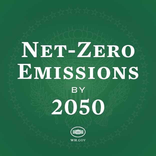 Ein grüner Hintergrund mit der fettgedruckten weißen Schrift "net-zero emissions by 2050".