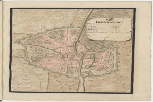 Ein detaillierter alter Stadtplan von Hohensberg, Deutschland, in einem alten Buch gezeigt, mit Straßen, Gebäuden und Sehenswürdigkeiten sowie begleitendem Text über die Stadt.