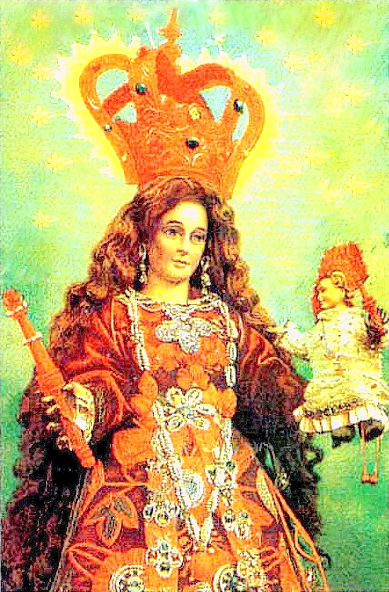 Eine Frau in einem roten Kleid mit einer Krone, die ein Baby hält, mit einem friedlichen Ausdruck und geschlossenen Augen, während das Baby zufrieden zu ihr hochschaut.