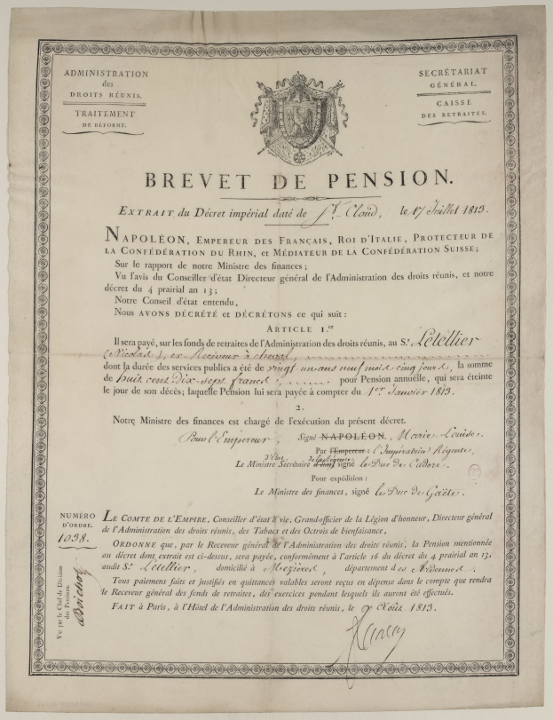 Ein altes Dokument mit einem Schwarz-Weiß-Bild eines Mannes, Text 'brevet de pension' (Rentenbescheinigung) und einem Logo.