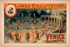 Plakat für Imre Kiralfys Super-Spektakel in Venedig, das kostümierte Künstler vor einem gebogenen und säulenartigen Gebäude mit Laternen und Bäumen im Hintergrund zeigt.