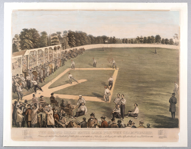 Eine Gruppe von Menschen, die Cricket auf einem grünen Feld mit Bäumen im Hintergrund und einem klaren blauen Himmel spielen, mit Text unten, der "Das zweite große Meisterschaftsspiel" liest.