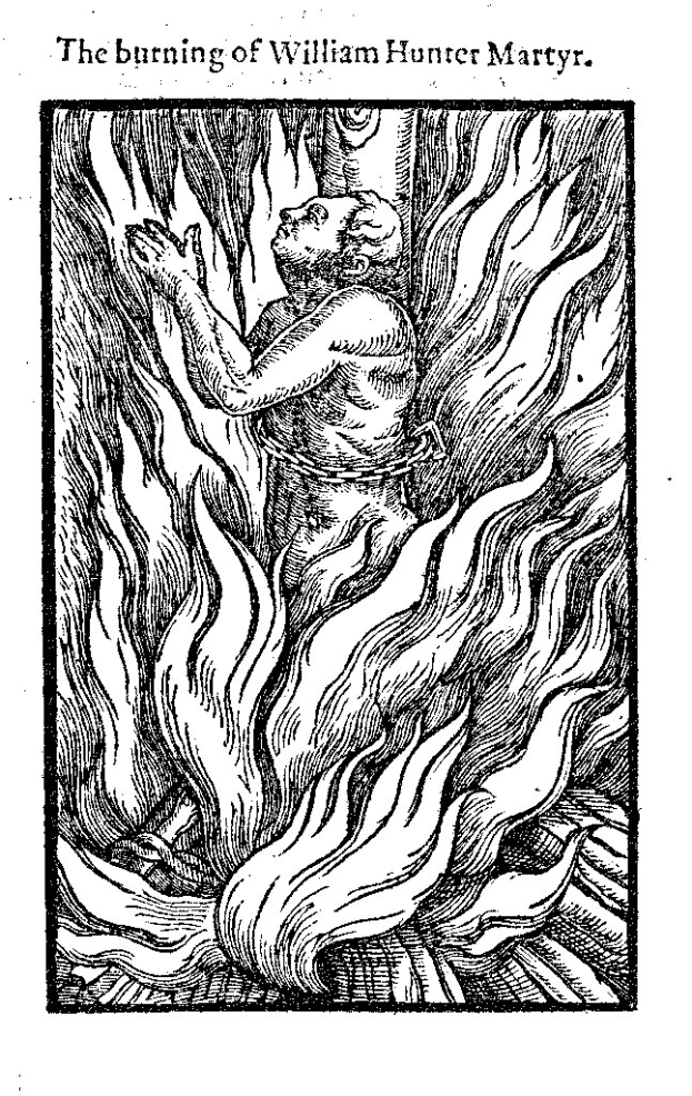 Schwarze und weiße Zeichnung einer Person, die von hellorangeen und gelben Flammen umgeben ist, mit gefalteten Händen und geschlossenen Augen, betitelt "Die Verbrennung von William Hunter Märtyrer" in fetter schwarzer Schrift.