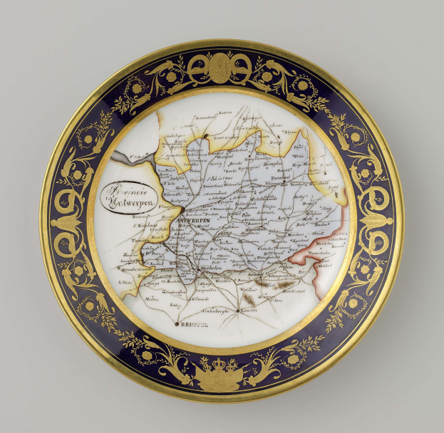 Dekorative Kennzeichenplatte mit detaillierter Deutschlandkarte und verzierten Texten auf weißem Hintergrund.