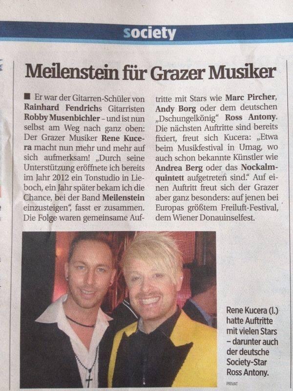 Konzertplakat mit einer Gruppe von Männern in bunter Kleidung, die Trommeln, Trompeten und Gitarren spielen, mit Text, der das Ereignis beschreibt.