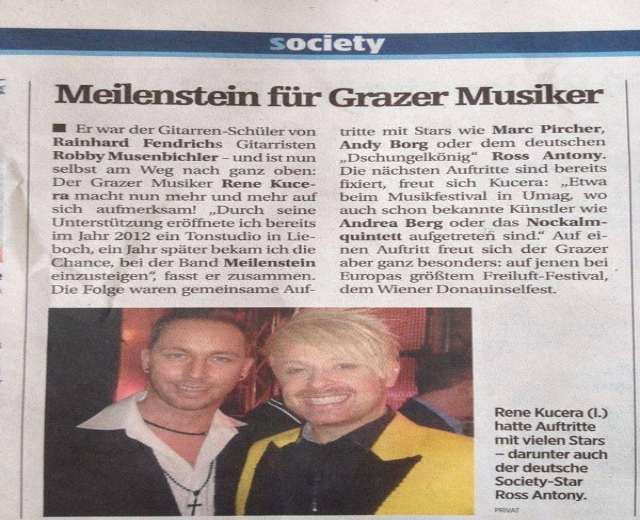 Konzertplakat mit einer Gruppe von Männern in bunter Kleidung, die Trommeln, Trompeten und Gitarren spielen, mit Text, der das Ereignis beschreibt.