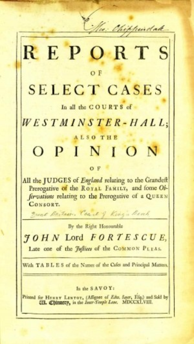 Deckblatt eines alten Buches mit dem Titel 'Berichte über ausgewählte Fälle in den Gerichten von Westminster-Hall sowie die Meinung von John Lord Fortescue' mit einer offenen Seite, die schwarzen Tintentext zeigt.