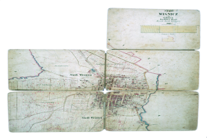 Vier Coaster mit einer detaillierten Karte von Wiesnitz, die Straßen, Gebäude und Sehenswürdigkeiten zeigt, mit einem hochwertigen Finish.