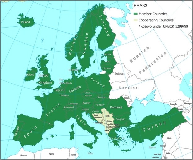 Ein Plakat, das eine detaillierte Karte von Europa zeigt, die die Mitgliedstaaten der Europäischen Union hervorhebt, einschließlich ihrer Grenzen, Großstädte, Flüsse und geografische Merkmale, mit zusätzlichem Text, der Länderinformationen und Grenzangaben bereitstellt.
