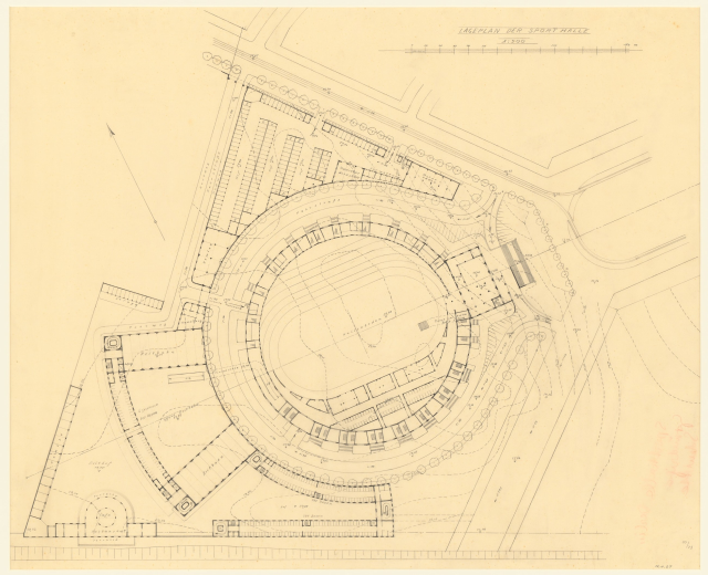 Schwarze und weiße architektonische Zeichnung eines Stadiongrundrisses mit umliegenden Gebäuden und handgeschriebenen Textanmerkungen.