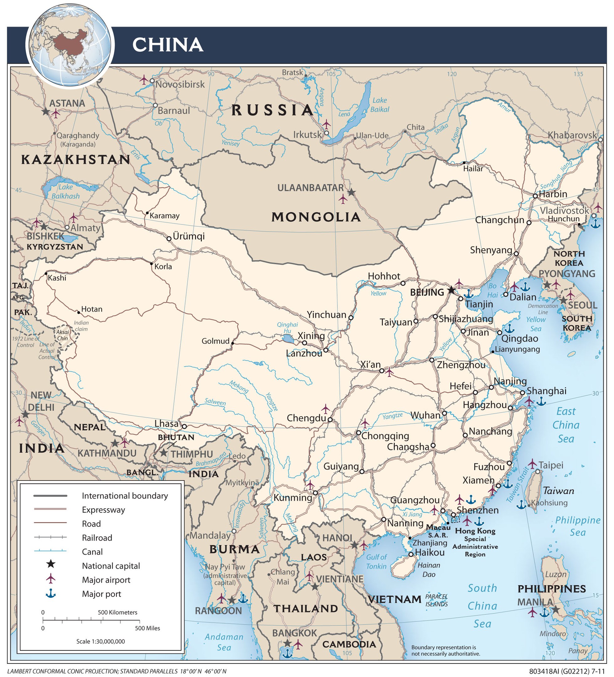 Detailierte politische Karte von China mit Nachbarländern, Grenzen, wichtigen Städten, Flüssen und geografischen Merkmalen, begleitet von erklärendem Text und einem Logo.