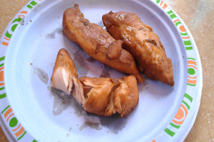 Ein Teller mit einer Fleischportion.