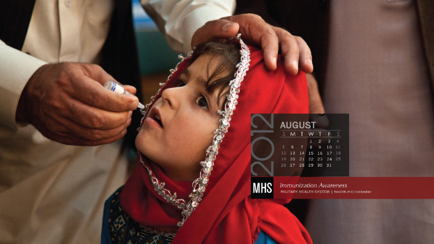 Eine Gruppe von Menschen, die stehen, einer hält eine Impfstoffflasche, mit einem Kalender und Text im Hintergrund.