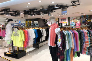 Ein Bekleidungsgeschßtsinnenraum mit Puppen in Mützen, Körper auf Bühgeln, Displaytafeln und Deckenlampen, gelegen im Mall of Asia.