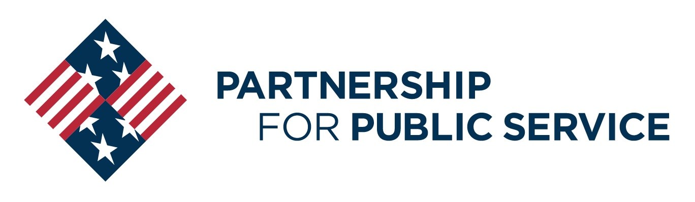 Ein Logo mit den Worten "Partnership for Public Service" in fetter, schwarzer Schrift auf einem weißen Hintergrund, das einen blauen Kreis mit einem weißen Stern in der Mitte und einen blauen und weißen Banner mit demselben Text zeigt.