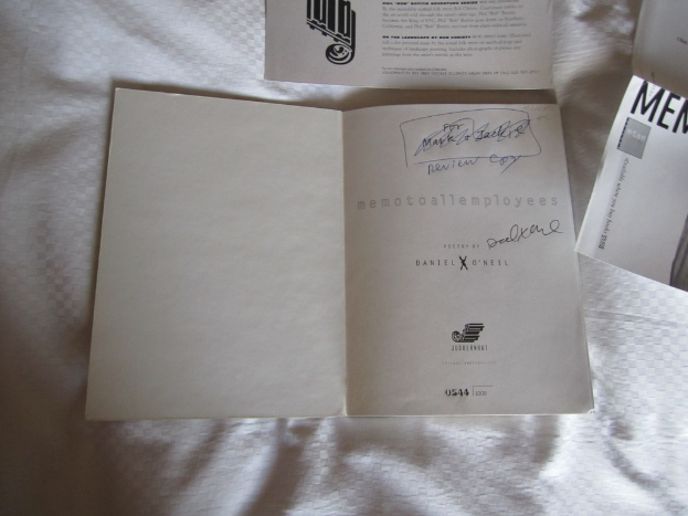 Eine Sammlung von Papieren auf einer Oberfläche.