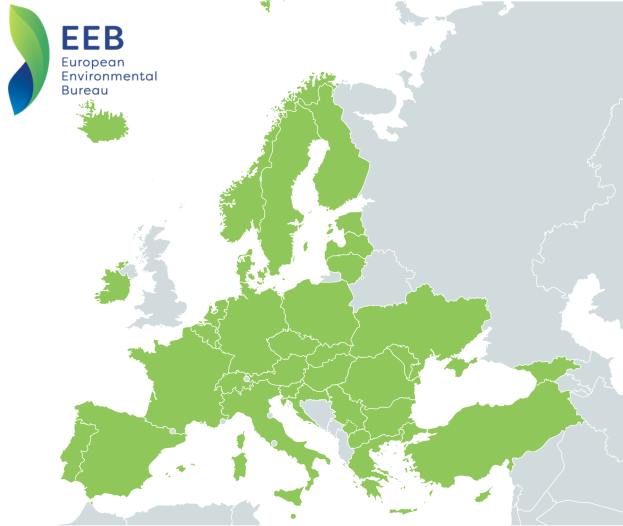 Eine Karte von Europa mit verschiedenen Grüntönen, die unterschiedliche Regionen anzeigen, und das Logo des Europäischen Umweltbüros in der linken oberen Ecke.