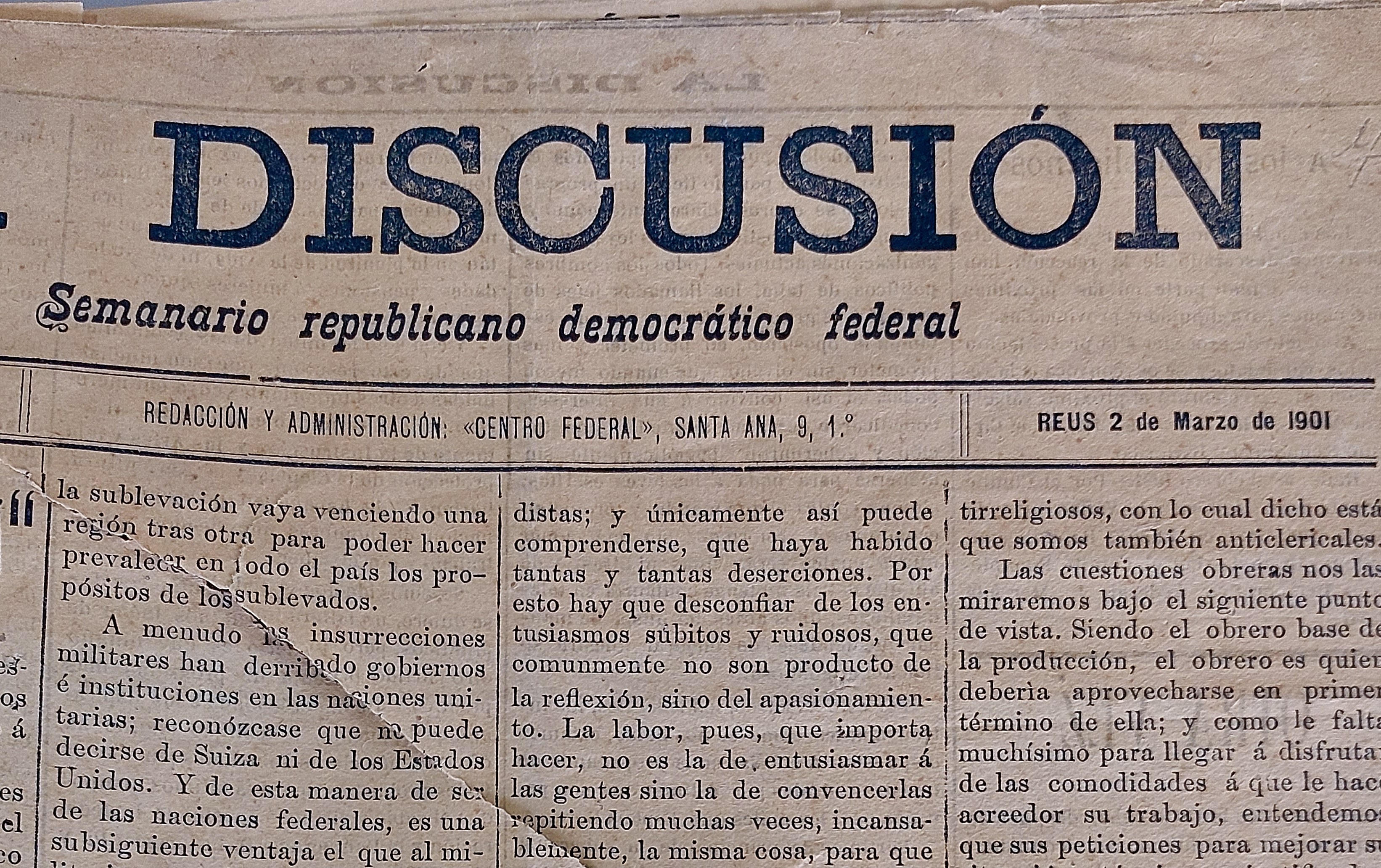 Eine gelblich vergilbte, leicht zerknitterte Zeitung mit der schwarzen Aufschrift "Diskussion", auf der die Schlagzeile "Semanario Repúblicano Democrático Federal" steht.