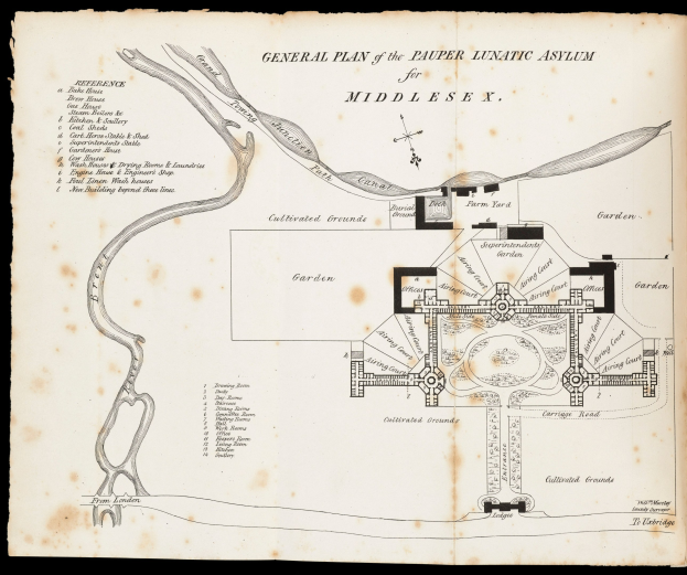 Ein detaillierter Plan des Armenhaus-Irrenhauses von Middlesex, der Räume, Korridore, Pfade und den Eingang zeigt, mit Texten, die zusätzliche Informationen über die Lage, Größe und Ausstattung des Irrenhauses liefern, vor schwarzem Hintergrund.