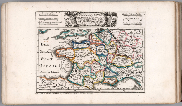 Ein aufgeschlagenes Buch mit einer detaillierten Deutschlandkarte mit Provinzen und Städten sowie begleitendem Text.