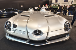 Ein Mercedes-Benz SLR McLaren Roadster wird auf dem Genfer Automobilsalon präsentiert, umgeben von mehreren Bewunderern.