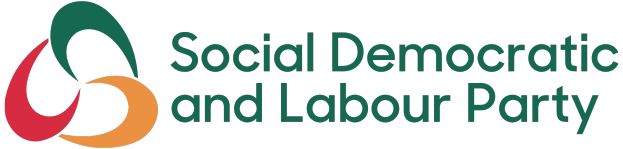 Der Text "Sozialdemokratische und Arbeitspartei" in fetter schwarzer Schrift, zentriert auf einem weißen Hintergrund mit einem dünnen schwarzen Rand.