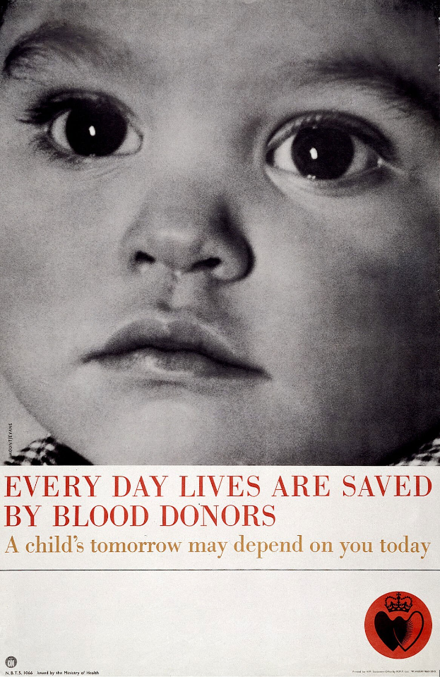 Plakat mit einem Kind mit ernstem Gesichtsausdruck in der Mitte, umgeben von fetter schwarzer Schrift, die "Jeden Tag rettet Blutspenden Leben" lautet.