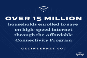Ein Plakat, das das Affordable Connectivity Program bewirbt und ein Logo sowie den Text "Über 15 Millionen Haushalte angemeldet, um bei High-Speed-Internet zu sparen" zeigt.