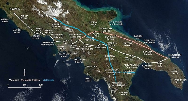 Eine Karte von Italien mit einer blauen Linie, die eine kreisförmige Zugroute darstellt, die in Rom beginnt und endet und durch verschiedene Städte und Ortschaften führt.