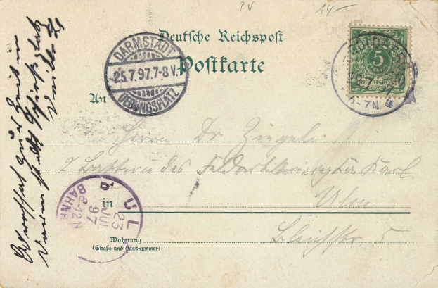 Eine alte Postkarte mit zwei Briefmarken, eine aus Deutschland mit der Aufschrift "Darmstadt, Deutschland" und "5c" darauf.