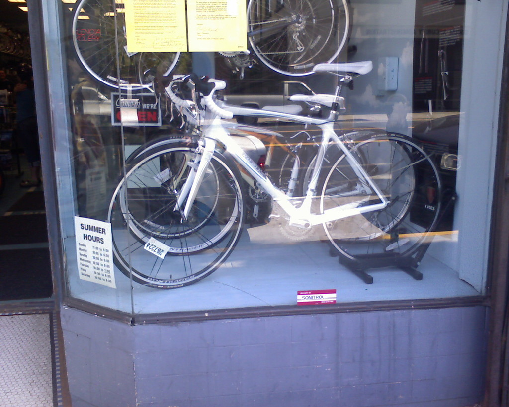 Mehrere Fahrräder sind in einer Glasvitrine ausgestellt.