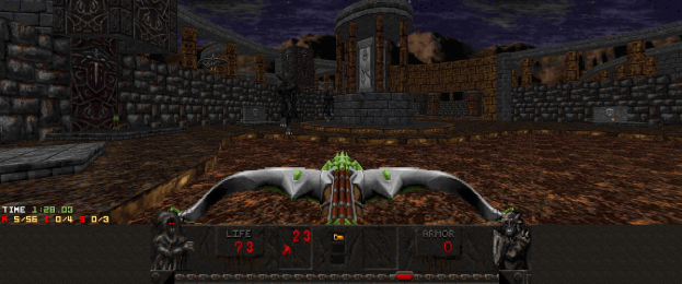 Eine Dungeon-Szene aus Dungeon Master II mit einem Drachen in der Mitte, umgeben von Wänden, Säulen und anderen Gegenständen, mit Spielstatusinformationen am unteren Rand.