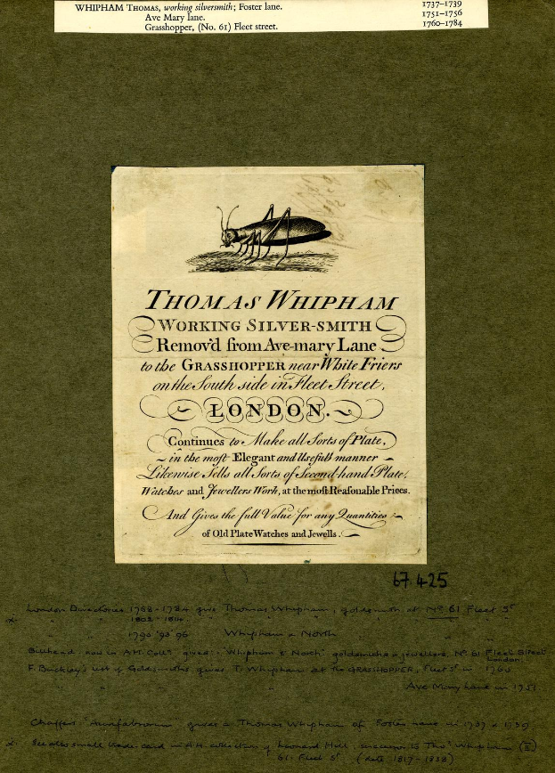 Ein altes Buch mit einer Zeichnung einer Grille auf dem Cover, das Text auf den Seiten enthält.