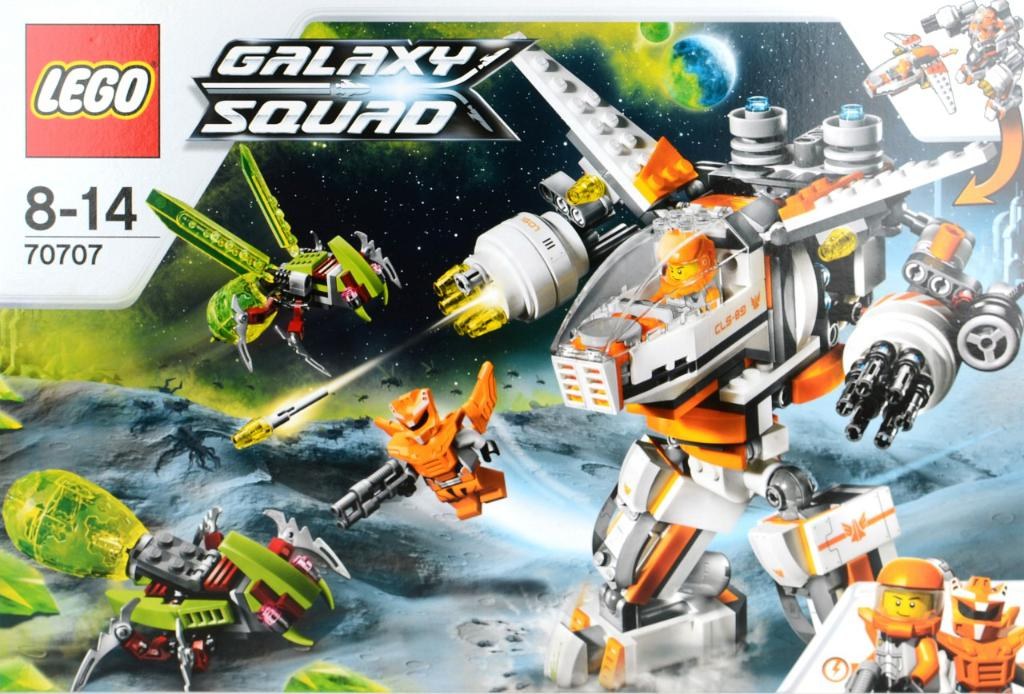 Plakat, das einen von animierten Personen bedienten Roboter, künstliche Vögel, Planeten, Boden und einen sternenklaren Himmel mit Wasserzeichen, Zahlen und Texten zeigt.