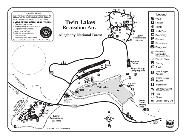 Eine detaillierte Karte des Zwillingsseen-Freizeitgebiets, die Wanderwege, Sehenswürdigkeiten und Textinformationen zu Wegnamen, Besucherzahl und Entfernungen anzeigt.