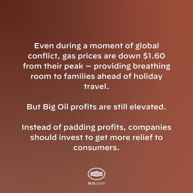 Ein brauner Hintergrund mit einer Aussage, die besagt, "Selbst in einer Zeit globaler Konflikte sind die Benzinpreise um $1.60 gesunken - verschaffen Familien vor den Feiertagen Luft."