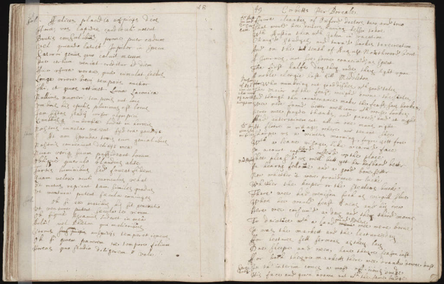 Ein offenes Buch mit einer Schrift darauf.