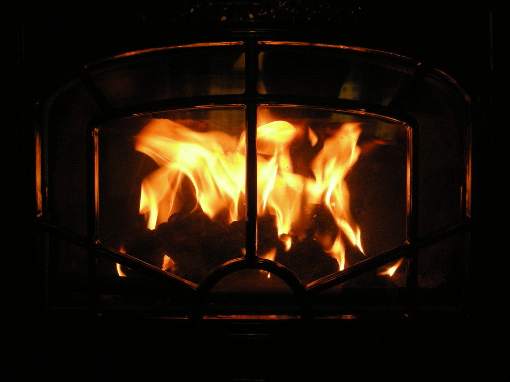 Ein Feuer brennt in einem Kamin.