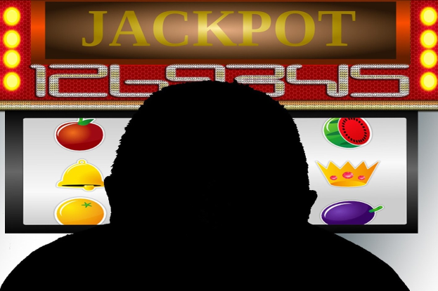 Ein Mann spielt ein Online-Slot-Machine-Spiel mit einer "Jackpot"-Anzeige, umgeben von fruchtmotivischen Symbolen auf einem digitalen Board.