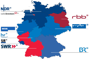 Eine Deutschlandkarte mit in rot und blau hervorgehobenen Bundesländern, die die Ergebnisse der Wahl von 2016 zeigt, mit Texten zu Kandidaten und Wahldatum.
