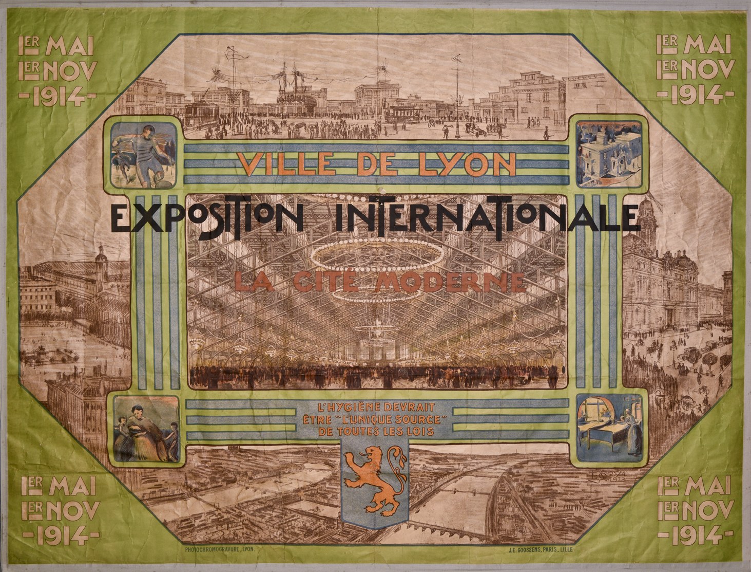 Ein Vintage-Plakat an einer Gebäudewand, das eine farbenfrohe, detaillierte Stadtansicht mit lächelnden Menschen, Gebäuden und Text in einer klassischen Schriftart zeigt.