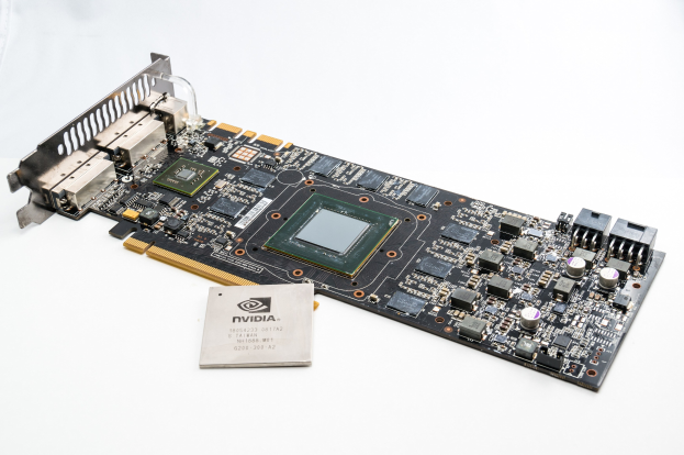 Nahaufnahme einer Computermotherboard mit einem Speicherchip darauf, mit sichtbarem Text.