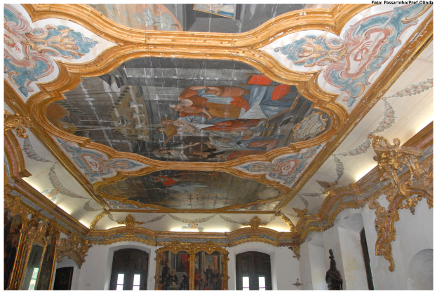 Zeichnungen auf einem Dach mit sichtbaren Wänden auf der rechten Seite.