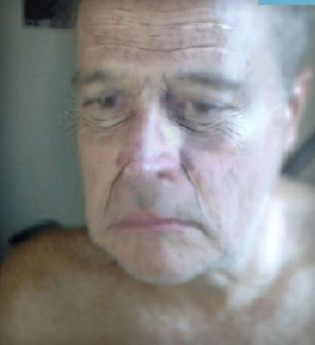 Ein unscharfer Bildausschnitt eines alten Mannes.