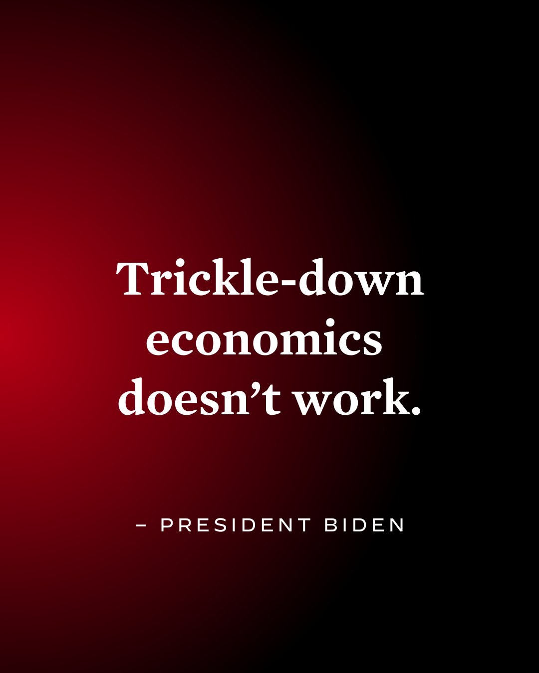 Plakat mit fetter schwarzer Schrift "Trickle-Down Economics Doesn't Work" auf weißem Hintergrund, eingerahmt von einem dünnen schwarzen Rand, mit einem Zitat des Präsidenten Biden.