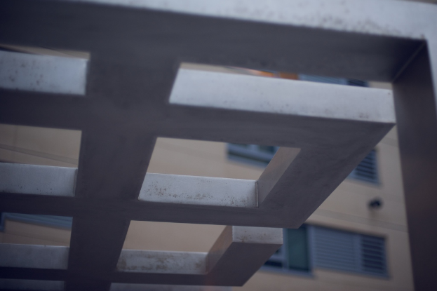 Ein Dach mit einem Gebäude und einem Fenster im Hintergrund.