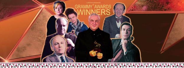 Gruppe von Grammy-Preisträgern auf der Bühne mit einem Award, strahlend und Arme erhebend.